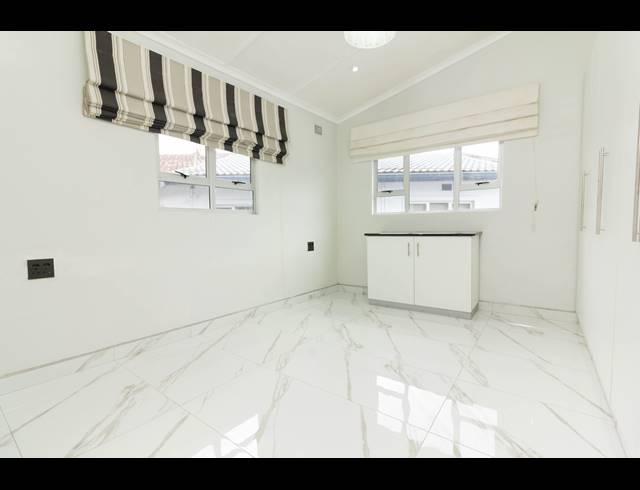 55M² OFFICE TO LET IN WESTCLIFF